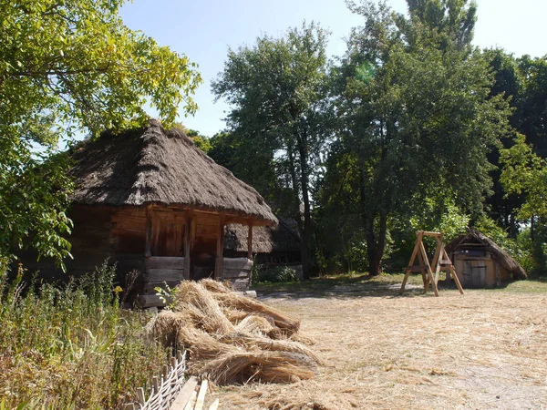 Alte Traditionelle Ukrainische Dorfhäuser Typische Ländliche Architektur Sommer Outdoor Landschaft — Stockfoto