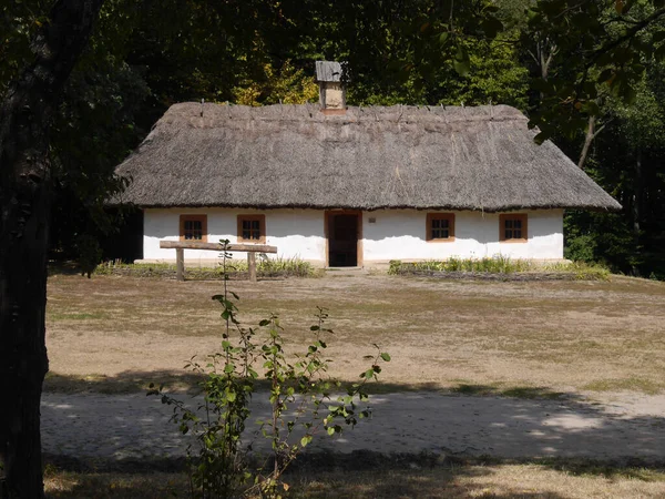Antigas Casas Tradicionais Ucranianas Arquitetura Rural Típica Verão Paisagem Livre — Fotografia de Stock