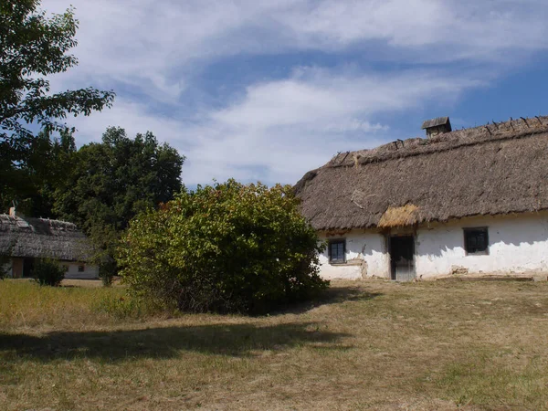 Alte Traditionelle Ukrainische Dorfhäuser Typische Ländliche Architektur Sommer Outdoor Landschaft — Stockfoto