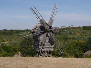 Eski yel değirmeni. 19. yüzyılın Ukrayna değirmeni. Yaz manzarası. Köy Pirogovo.