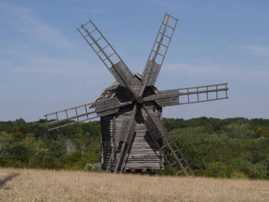 Eski yel değirmeni. 19. yüzyılın Ukrayna değirmeni. Yaz manzarası. Köy Pirogovo.