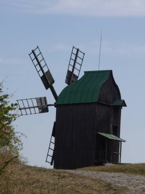 Eski yel değirmeni. 19. yüzyılın Ukrayna değirmeni. Yaz manzarası. Köy Pirogovo.