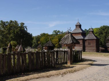 Ukrayna Antik Ortodoks Kilisesi. Tipik kırsal mimari. Yaz manzarası. Köy Pirogovo.