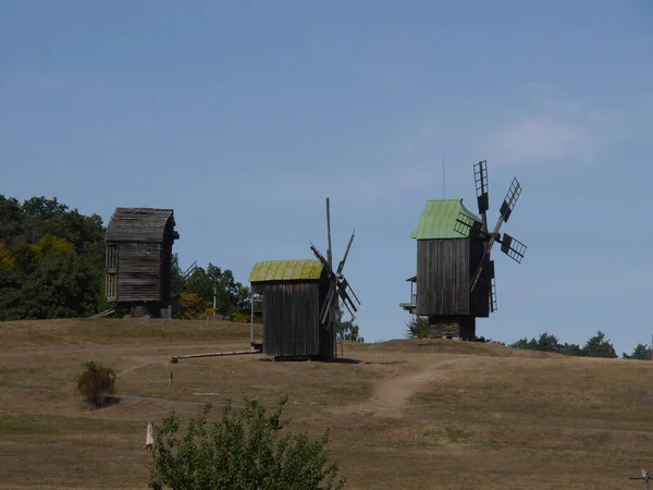 古い風車だ 19世紀のウクライナの工場 夏の屋外風景 Pirogovo — ストック写真