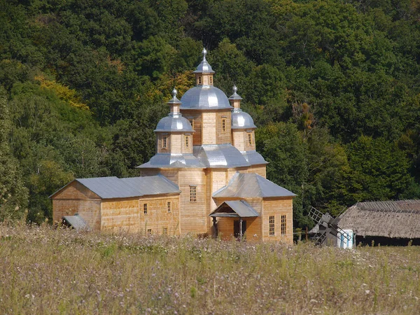 ウクライナの古代木造正教会 典型的な農村建築 夏の屋外風景 Pirogovo — ストック写真
