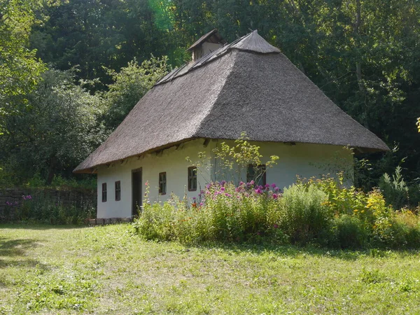 Oude Traditionele Oekraïense Dorpshuisjes Typische Landelijke Architectuur Zomer Buitenlandschap Historisch — Stockfoto