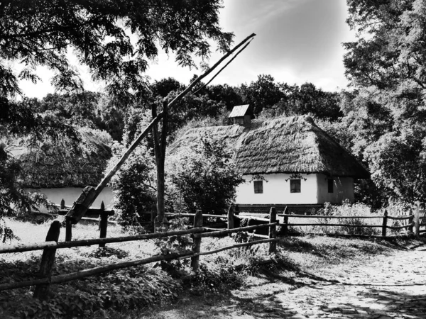 Παλιά Παραδοσιακά Ουκρανικά Σπίτια Χωριών Τυπική Αγροτική Αρχιτεκτονική Καλοκαιρινό Τοπίο — Φωτογραφία Αρχείου