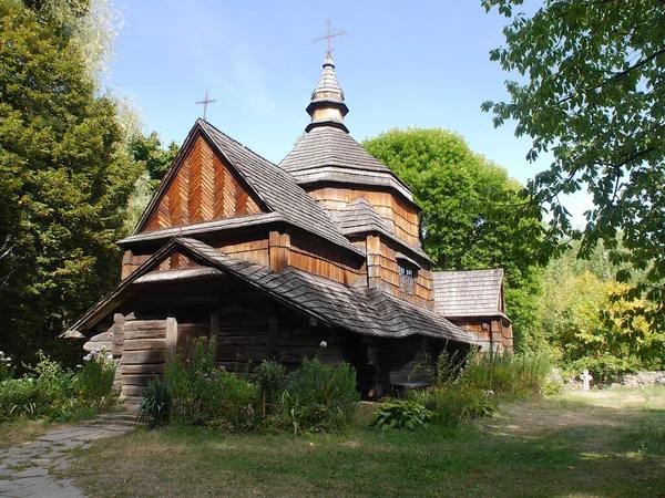 Ουκρανική Αρχαία Ξύλινη Ορθόδοξη Εκκλησία Τυπική Αγροτική Αρχιτεκτονική Καλοκαιρινό Τοπίο — Φωτογραφία Αρχείου