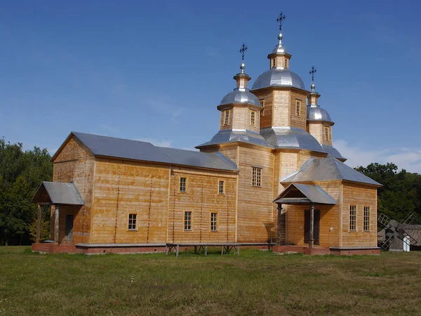 Ukrainska Forntida Trä Ortodoxa Kyrkan Typisk Landsbygdsarkitektur Sommar Utomhus Landskap — Stockfoto