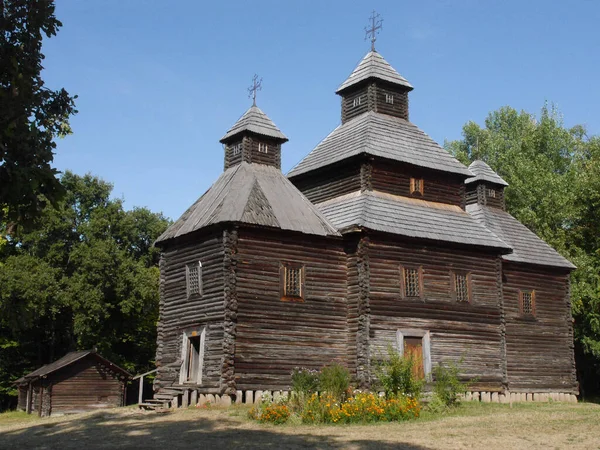 Ουκρανική Αρχαία Ξύλινη Ορθόδοξη Εκκλησία Τυπική Αγροτική Αρχιτεκτονική Καλοκαιρινό Τοπίο — Φωτογραφία Αρχείου