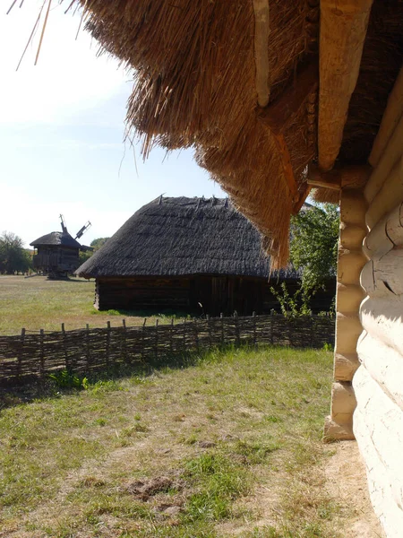 Oude Traditionele Oekraïense Dorpshuisjes Typische Landelijke Architectuur Zomer Buitenlandschap Historisch — Stockfoto