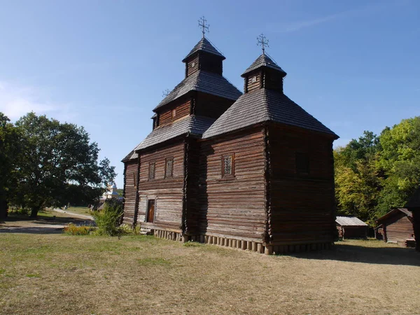 乌克兰古代木制东正教教堂 典型的农村建筑 夏天户外风景 Pirogovo村 — 图库照片