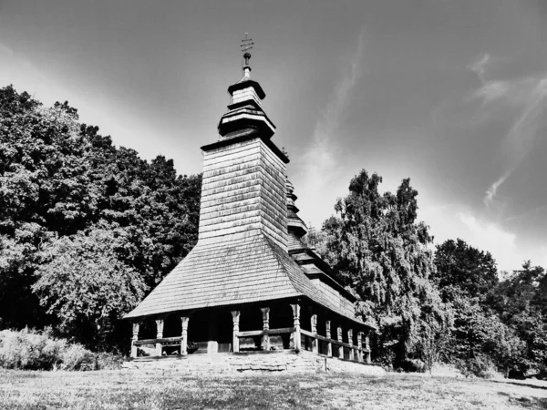 Oekraïense Oude Houten Orthodoxe Kerk Typische Landelijke Architectuur Zomer Buitenlandschap — Stockfoto