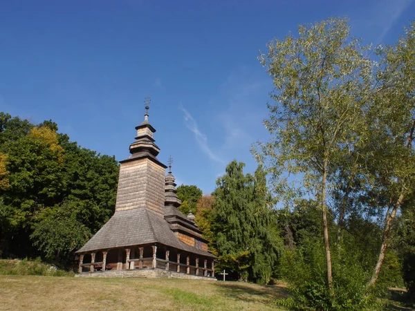 Ukrainska Forntida Trä Ortodoxa Kyrkan Typisk Landsbygdsarkitektur Sommar Utomhus Landskap — Stockfoto