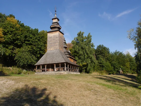 Ukrainska Forntida Trä Ortodoxa Kyrkan Typisk Landsbygdsarkitektur Sommar Utomhus Landskap — Stockfoto