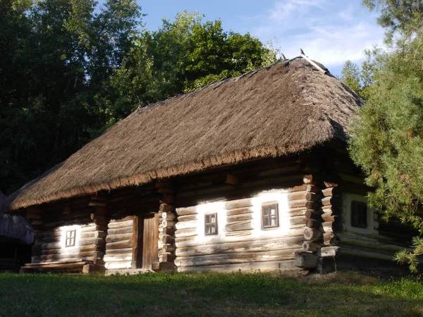 Staré Tradiční Ukrajinské Vesnické Domy Typická Venkovská Architektura Letní Venkovní — Stock fotografie