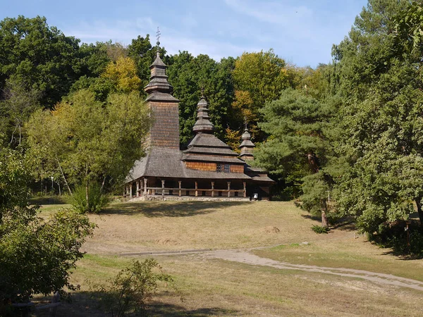 Ukrajinská Prastará Dřevěná Pravoslavná Církev Typická Venkovská Architektura Letní Venkovní — Stock fotografie