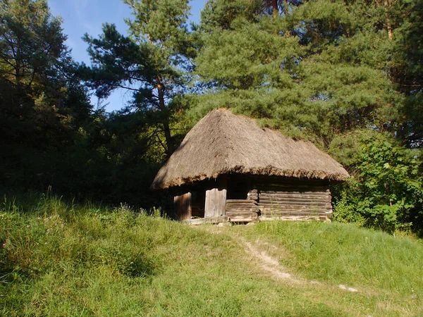 Oude Traditionele Oekraïense Dorpshuisjes Typische Landelijke Architectuur Zomer Buitenlandschap Historisch — Stockfoto