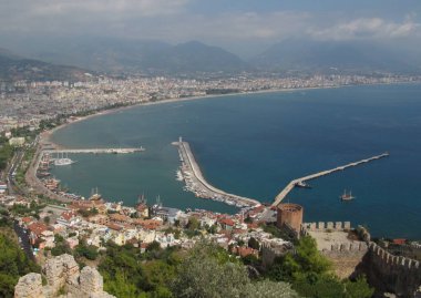 Şehir ve plaj, Türkiye'de ünlü yerlerinden bakan Alanya Kalesi