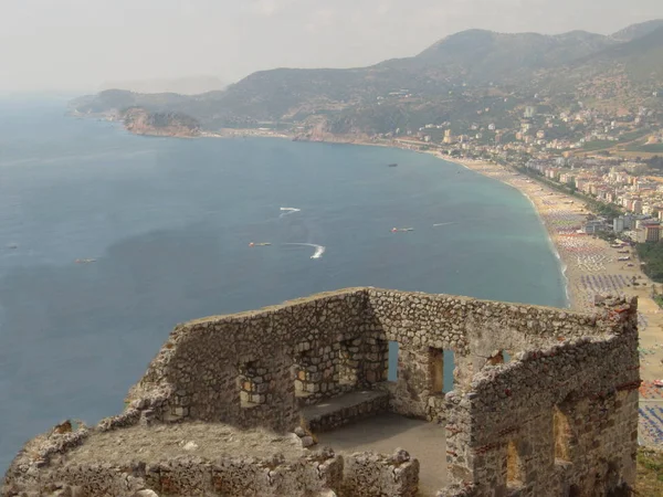 Şehir ve plaj, Türkiye'de ünlü yerlerinden bakan Alanya Kalesi