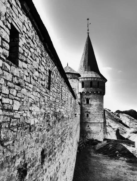 中世の城Kamyanets Podilsky ウクライナの街で それは 壁が固い岩から切り出されている 手ごわい 強い要塞です 白黒写真 セピアの写真 特別な芸術的効果で — ストック写真