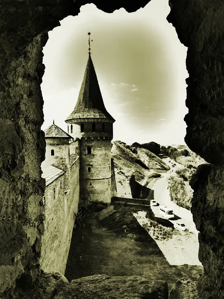 中世の城Kamyanets Podilsky ウクライナの街で それは 壁が固い岩から切り出されている 手ごわい 強い要塞です 白黒写真 セピアの写真 特別な芸術的効果で — ストック写真