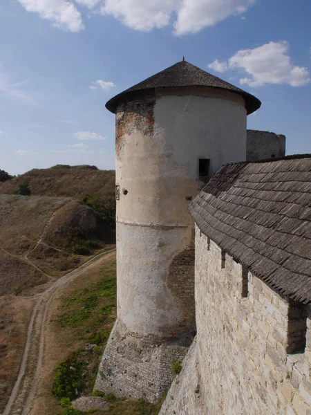 中世の城Kamyanets Podilsky ウクライナの街で それは 壁が固い岩から切り出されている 手ごわい 強い要塞です 要塞は断崖絶壁の上に立っています — ストック写真