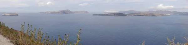 Panoramisch Uitzicht Caldera Bergen Middellandse Zee Stad Fira Vanaf Vuurtoren — Stockfoto