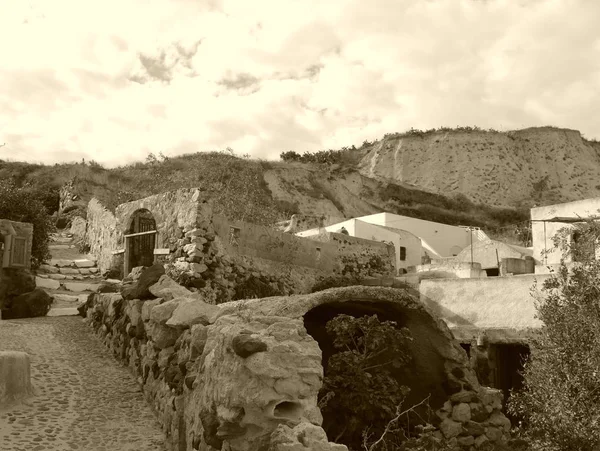废弃的房屋和历史上典型的建筑物和村庄旧城区的街道 Emporio 希腊Santorini岛最大的村庄 黑白照片 — 图库照片