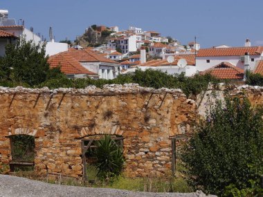 Yunanistan 'ın Oelos Adası' ndaki eski şehrin kırmızı kiremitli çatıları ve evleri üzerinde panorama.
