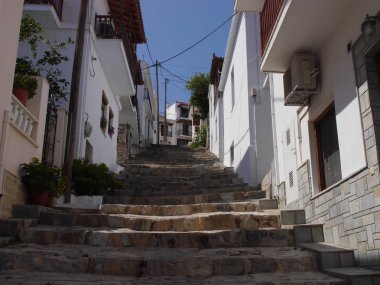 Yunanistan 'ın Olyelos Adası' nda geleneksel beyaz vintage evler. Eski şehrin sokaklarında yürüyün.