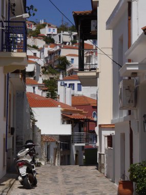 Yunanistan 'ın Oelos Adası' ndaki eski şehrin kırmızı kiremitli çatıları ve evleri üzerinde panorama.