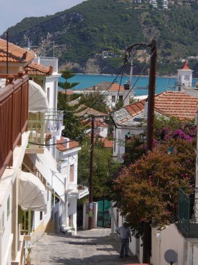 Yunanistan 'ın Oelos Adası' ndaki eski şehrin kırmızı kiremitli çatıları ve evleri üzerinde panorama.