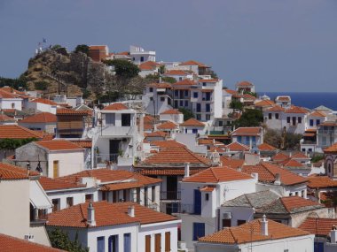 Yunanistan 'ın Oelos Adası' ndaki eski şehrin kırmızı kiremitli çatıları ve evleri üzerinde panorama.