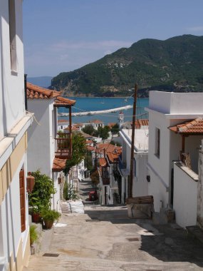Yunanistan 'ın Oelos Adası' ndaki eski şehrin kırmızı kiremitli çatıları ve evleri üzerinde panorama.