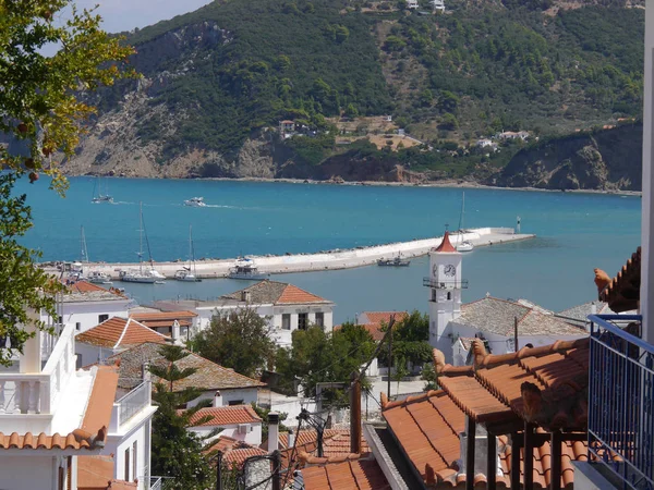 Yunanistan 'ın Oelos Adası' ndaki eski şehrin kırmızı kiremitli çatıları ve evleri üzerinde panorama.