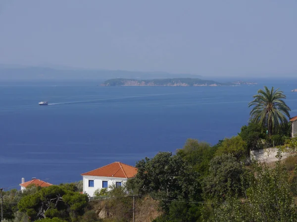 Yunanistan 'ın Brüksel adasında deniz manzarası ve Glossa kenti.