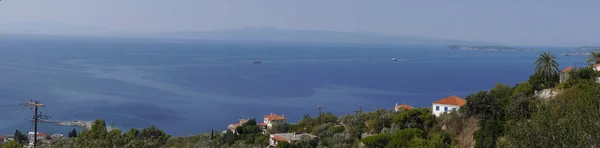 ギリシャのスコペロス島の海とグロッサの街の景色 — ストック写真