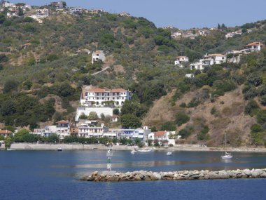 Yunanistan 'ın Brüksel adasında deniz manzarası ve Glossa kenti.