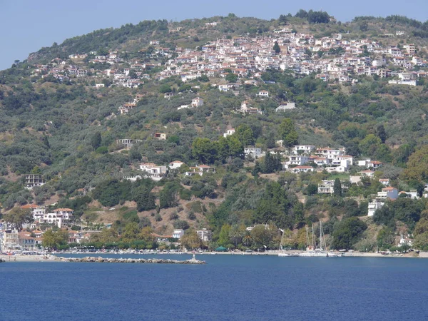 ギリシャのスコペロス島の海とグロッサの街の景色 — ストック写真