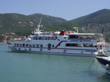 Yunanistan 'ın Scopelos adasında turistlerle dolu eğlence teknesi.
