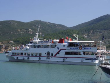 Yunanistan 'ın Scopelos adasında turistlerle dolu eğlence teknesi.