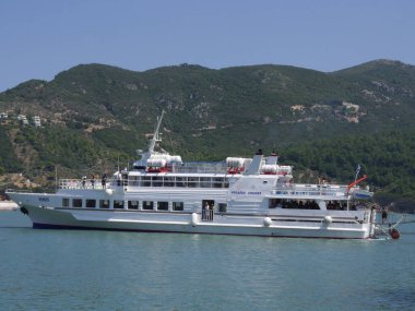 Yunanistan 'ın Scopelos adasında turistlerle dolu eğlence teknesi.