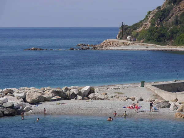 Plaj güneşli bir yaz gününde, Yunanistan 'ın.