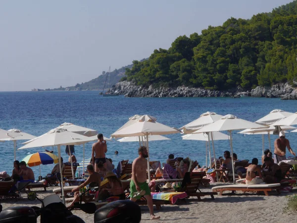 Strand Een Zonnige Zomerdag Het Eiland Skopelos Griekenland — Stockfoto