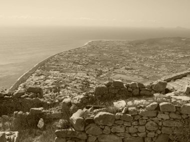 Santorini adasındaki Perissa köyünün panoramik manzarası, dağın tepesinden. Akdeniz ve plajların havadan görünüşü.