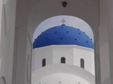 Yunanistan 'ın Santorini adasındaki Perissa kentindeki Ortodoks Kutsal Haç Kilisesi.