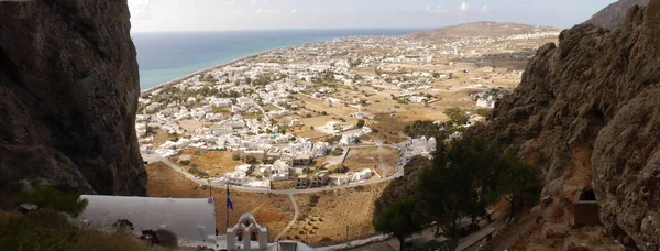 Santorini adasındaki Perissa köyünün panoramik manzarası, dağın tepesinden. Akdeniz ve plajların havadan görünüşü.