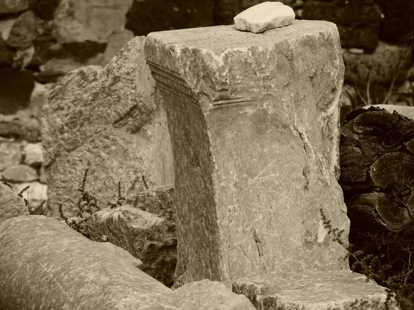 Eski Bir Kilisenin Kalıntıları Geleneksel Mimari Sütunlar Perissa Santorini Adasının — Stok fotoğraf