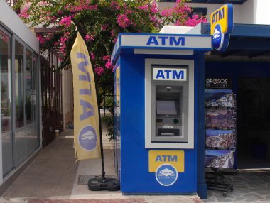 Perissa 'daki deniz yolu boyunca küçük dükkanlar ve sahil barları..